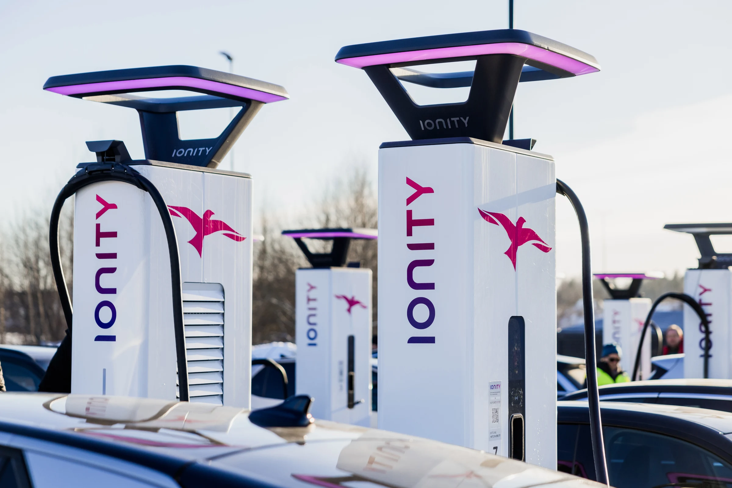 Gut belegter IONITY-Schnellladestandort mit mehreren Elektroautos